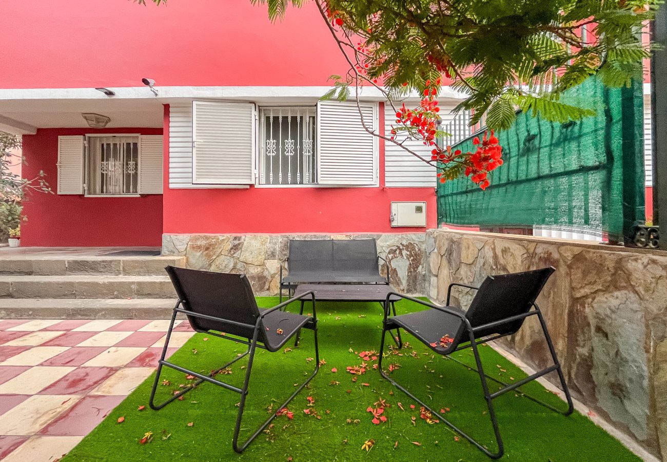 Casa en Las Palmas de Gran Canaria - The Red House - 3BR with Private Terrace