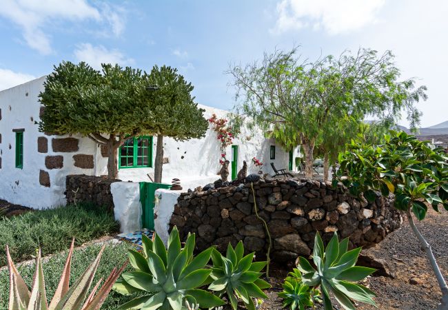 Casa en Las Breñas - Bohemian Art House - 2BR in Yaiza & Garden Casa en Las Breñas - Bohemian Art House - 2BR in Yaiza & Garden