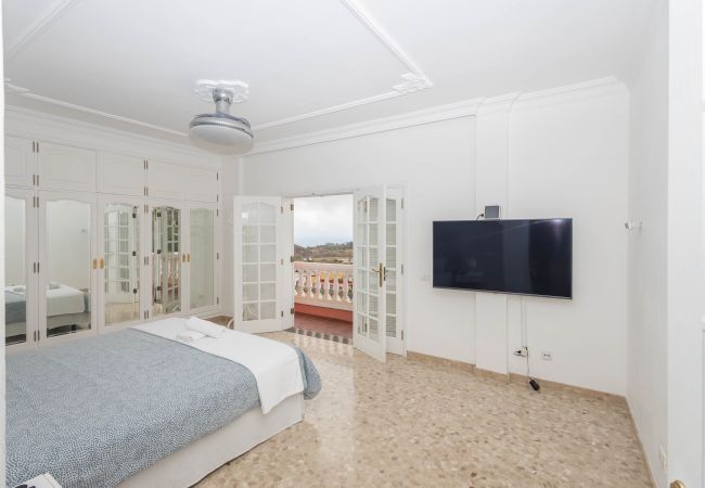 Casa en Arucas - 4BR Chalet El Romero-Private Pool, BBQ & Chill Casa en Arucas - 4BR Chalet El Romero-Private Pool, BBQ & Chill