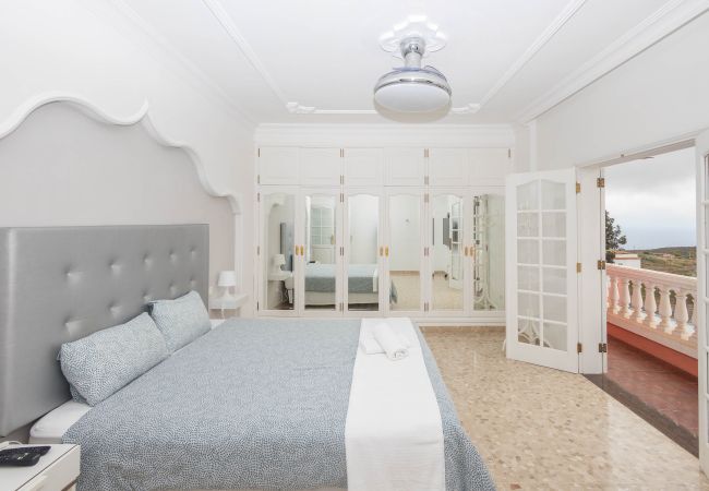 Casa en Arucas - 4BR Chalet El Romero-Private Pool, BBQ & Chill Casa en Arucas - 4BR Chalet El Romero-Private Pool, BBQ & Chill