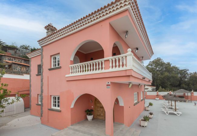 Casa en Arucas - 4BR Chalet El Romero-Private Pool, BBQ & Chill Casa en Arucas - 4BR Chalet El Romero-Private Pool, BBQ & Chill