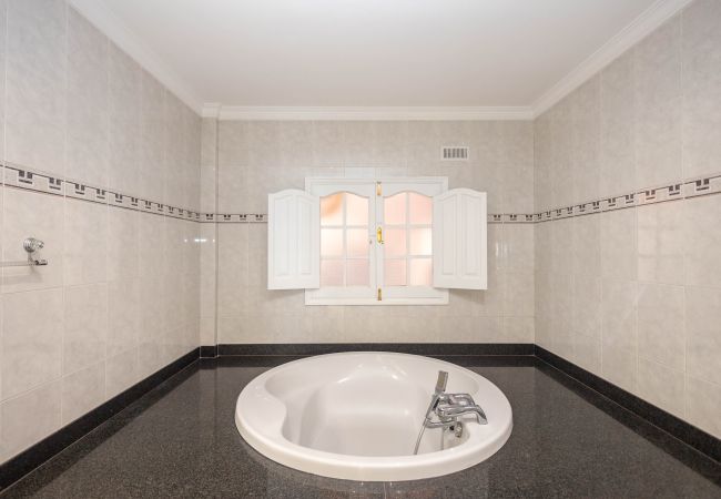 Casa en Arucas - 4BR Chalet El Romero-Private Pool, BBQ & Chill Casa en Arucas - 4BR Chalet El Romero-Private Pool, BBQ & Chill