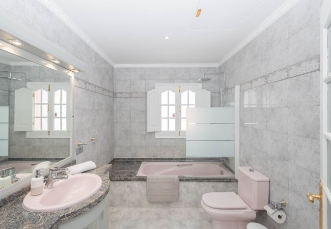 Casa en Arucas - 4BR Chalet El Romero-Private Pool, BBQ & Chill Casa en Arucas - 4BR Chalet El Romero-Private Pool, BBQ & Chill