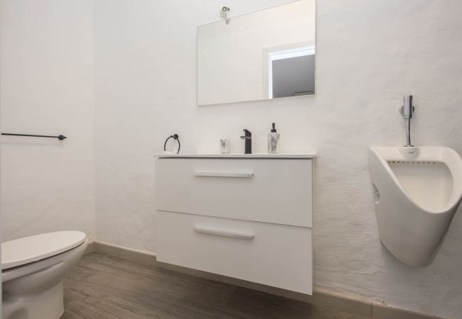 Casa en Arucas - 4BR Chalet El Romero-Private Pool, BBQ & Chill Casa en Arucas - 4BR Chalet El Romero-Private Pool, BBQ & Chill