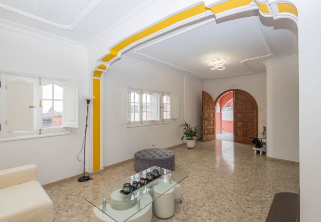 Casa en Arucas - 4BR Chalet El Romero-Private Pool, BBQ & Chill Casa en Arucas - 4BR Chalet El Romero-Private Pool, BBQ & Chill