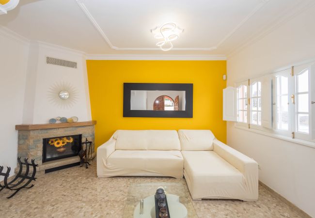 Casa en Arucas - 4BR Chalet El Romero-Private Pool, BBQ & Chill Casa en Arucas - 4BR Chalet El Romero-Private Pool, BBQ & Chill