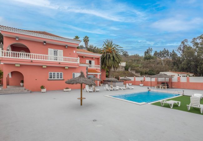 Casa en Arucas - 4BR Chalet El Romero-Private Pool, BBQ & Chill Casa en Arucas - 4BR Chalet El Romero-Private Pool, BBQ & Chill