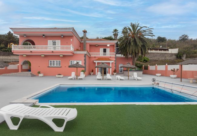 Casa en Arucas - 4BR Chalet El Romero-Private Pool, BBQ & Chill