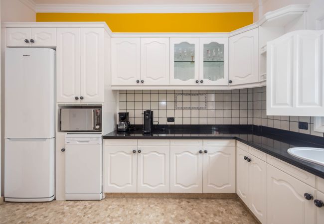 Casa en Arucas - 4BR Chalet El Romero-Private Pool, BBQ & Chill Casa en Arucas - 4BR Chalet El Romero-Private Pool, BBQ & Chill