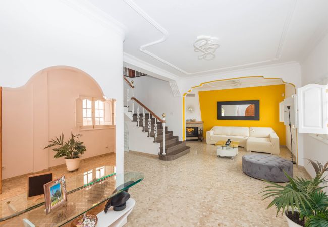 Casa en Arucas - 4BR Chalet El Romero-Private Pool, BBQ & Chill Casa en Arucas - 4BR Chalet El Romero-Private Pool, BBQ & Chill