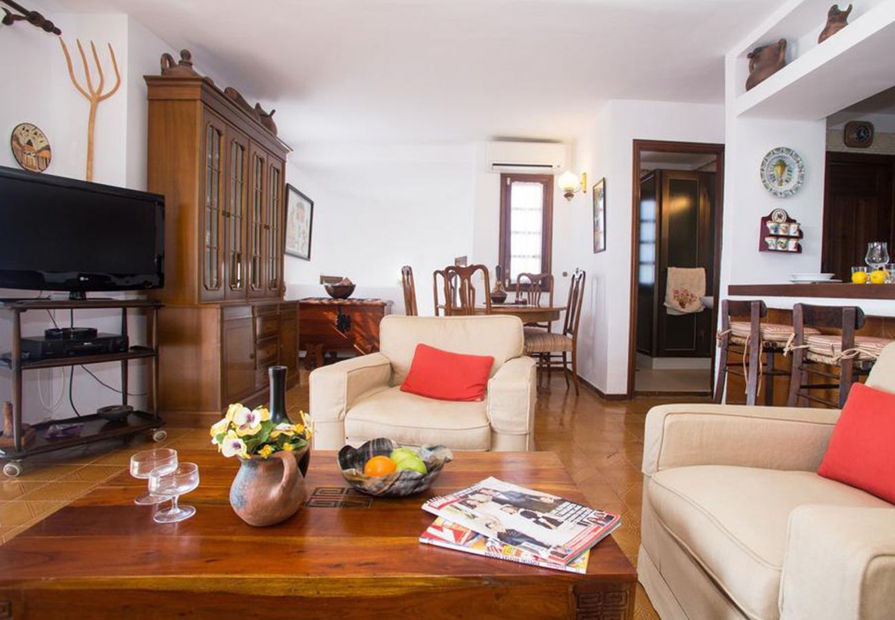 Villa in Puerto del Carmen - 2BR Villa Solarium Terrace + 2 min Walk to Beach Villa in Puerto del Carmen - 2BR Villa Solarium Terrace + 2 min Walk to Beach