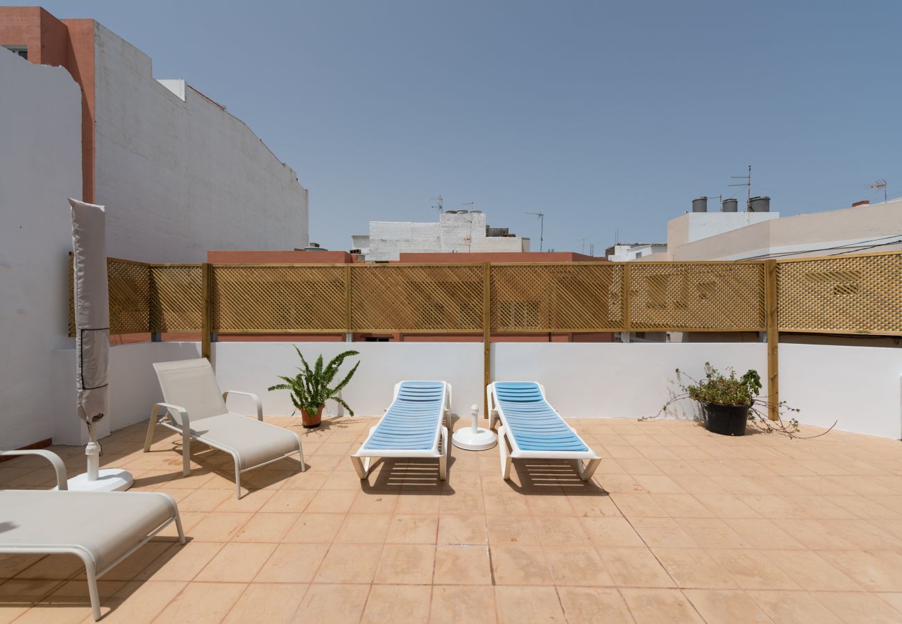 House in Vecindario - 2BR House Near the Airport + Private Solarium