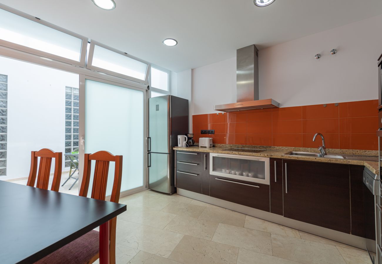 Apartment in Las Palmas de Gran Canaria - 3BR Urban APT + Inner Patio + Wifi 
