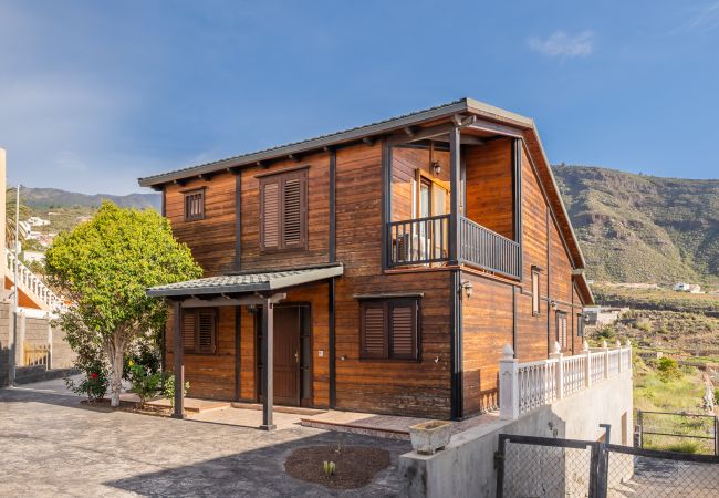 House in Candelaria - 4BR Candelaria Wooden House -Pool, Views & Parking House in Candelaria - 4BR Candelaria Wooden House -Pool, Views & Parking