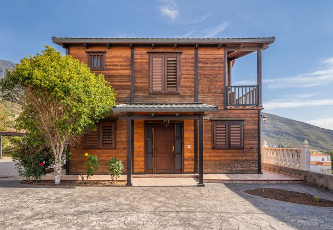 House in Candelaria - 4BR Candelaria Wooden House -Pool, Views & Parking House in Candelaria - 4BR Candelaria Wooden House -Pool, Views & Parking