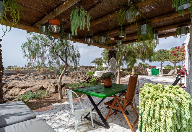  in Las Breñas - Bohemian Art House - 2BR in Yaiza & Garden