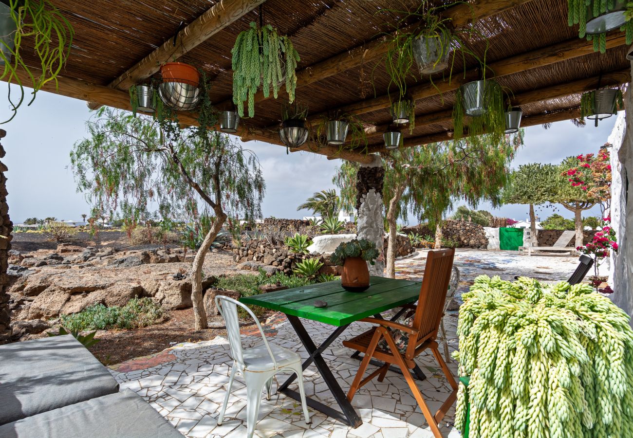 House in Las Breñas - Bohemian Art House - 2BR in Yaiza & Garden