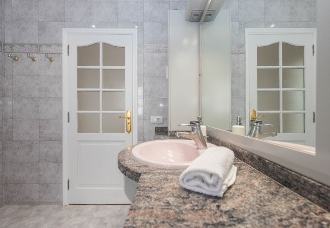 House in Arucas - 4BR Chalet El Romero-Private Pool, BBQ & Chill House in Arucas - 4BR Chalet El Romero-Private Pool, BBQ & Chill