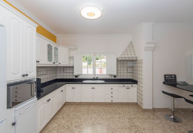 House in Arucas - 4BR Chalet El Romero-Private Pool, BBQ & Chill House in Arucas - 4BR Chalet El Romero-Private Pool, BBQ & Chill