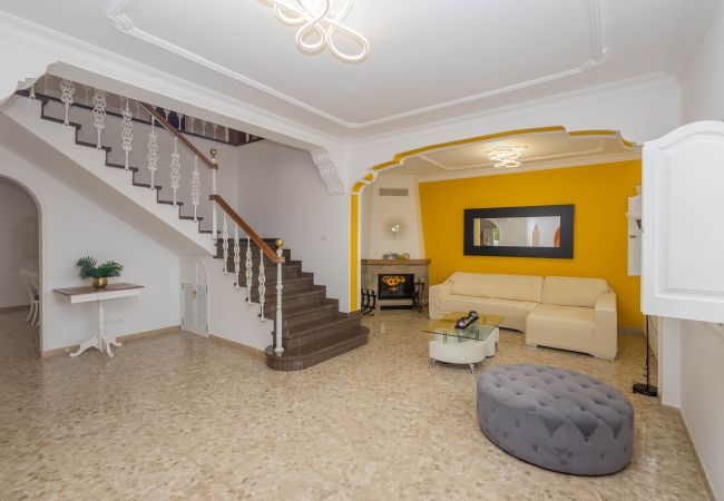 House in Arucas - 4BR Chalet El Romero-Private Pool, BBQ & Chill House in Arucas - 4BR Chalet El Romero-Private Pool, BBQ & Chill