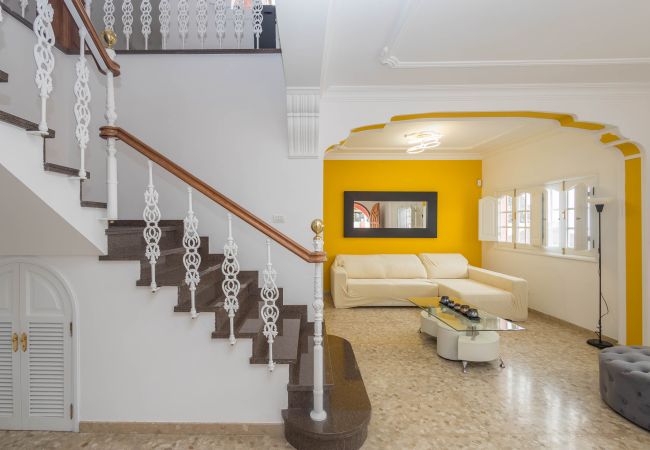 House in Arucas - 4BR Chalet El Romero-Private Pool, BBQ & Chill House in Arucas - 4BR Chalet El Romero-Private Pool, BBQ & Chill