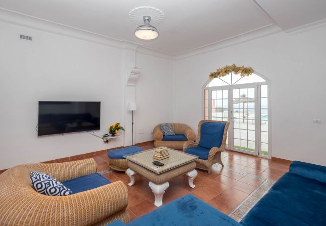 House in Arucas - 4BR Chalet El Romero-Private Pool, BBQ & Chill House in Arucas - 4BR Chalet El Romero-Private Pool, BBQ & Chill