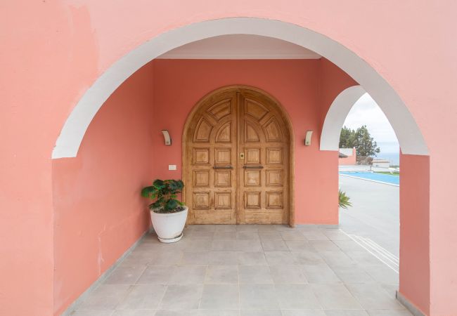 House in Arucas - 4BR Chalet El Romero-Private Pool, BBQ & Chill House in Arucas - 4BR Chalet El Romero-Private Pool, BBQ & Chill